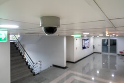 Een dome camera in een trappenhuis